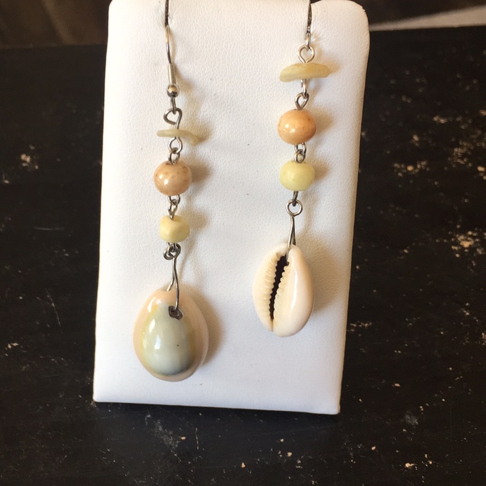 Sea shell 🐚 dangle earrings - Picture 2 of 3
